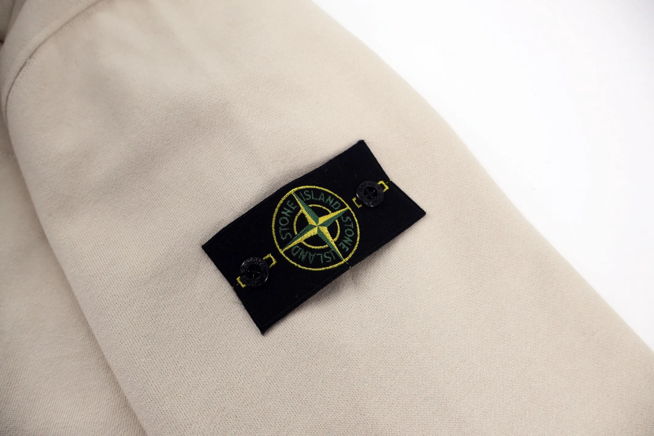 P580 Stone Island Stone Island cuff logo hooded zipper sweatshirt. The original version was purchased for 1,602 and developed. The fabric is made of high-count cotton blended fabric. This sweatshirt is made of high-count cotton blended fabric and has been combed. It has a soft texture and good breathability, making it comfortable and skin-friendly to wear. The version has a classic round-neck structure, and the collar, cuffs and hem are all ribbed. It is highly elastic, can fit the body shape and effectively prevent wind; the body uses seamless splicing technology to reduce friction and improve the wearing experience. The brand's iconic armband on the left arm is made of three-dimensional embroidery and hot-pressing composite technology. The pattern is fine and not easy to fall off. The overall wiring adopts four-needle and six-thread stitching technology, and the stitches are flat and firm. While ensuring structural stability, it presents a simple and neat visual effect, fully demonstrating the brand's craftsmanship in the field of casual clothing. The overall wiring is straight and delicate, the fabric is comfortable and soft, and the color is consistent without color difference. It can be matched with the same style to create a fashionable look and control various occasions. Customized accessories, complete with three standards, the same style for men and women. Size:S-M-L-XL